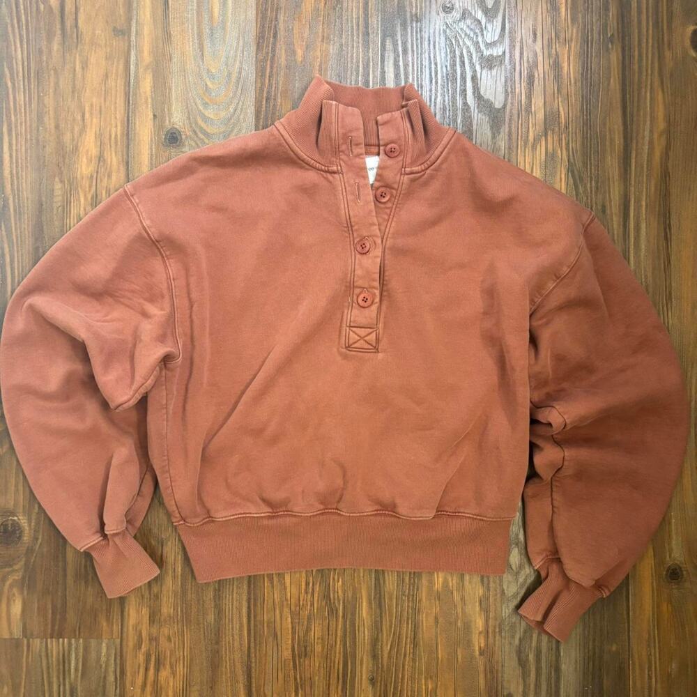 Aritzia TNA Quarter Zip Sweatshirt with Buttons in Size 2 Rust Color